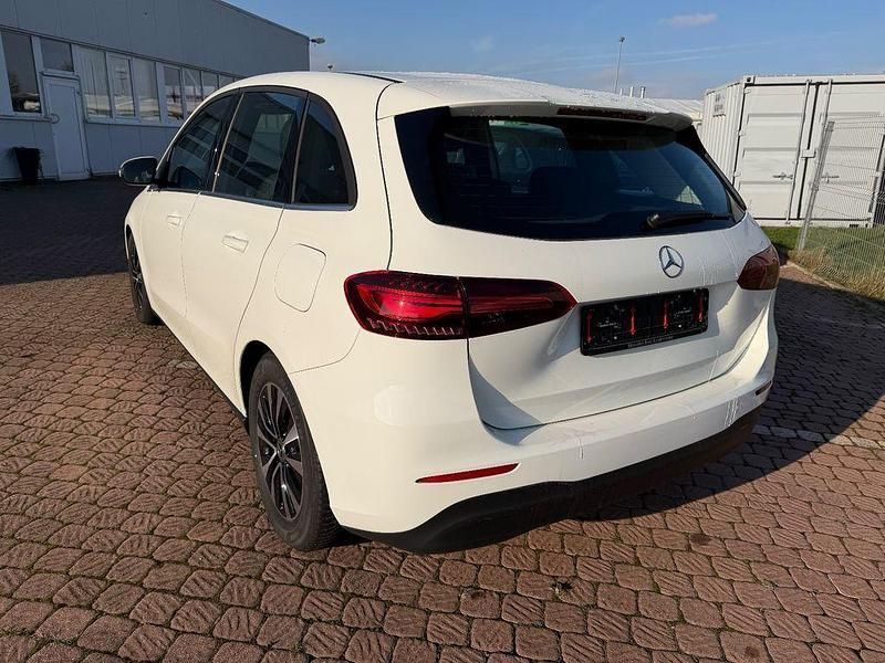 Gebraucht Mercedes B180 136 PS (100 kW) 2024 Weiß Van / Kleinbus