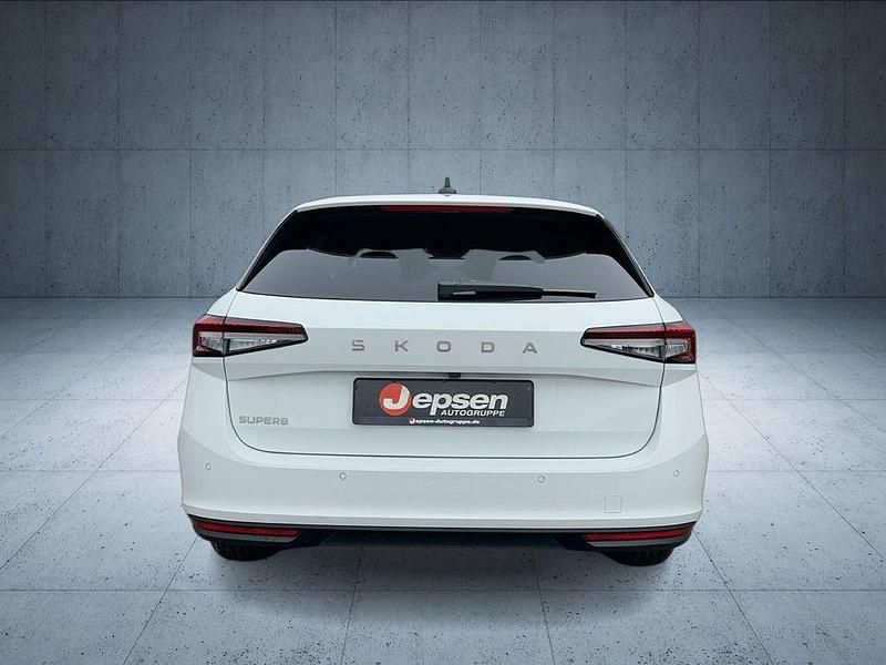 Neu Skoda Superb Selection 150 PS (110 kW) 2026 Kristallweiß Kombi