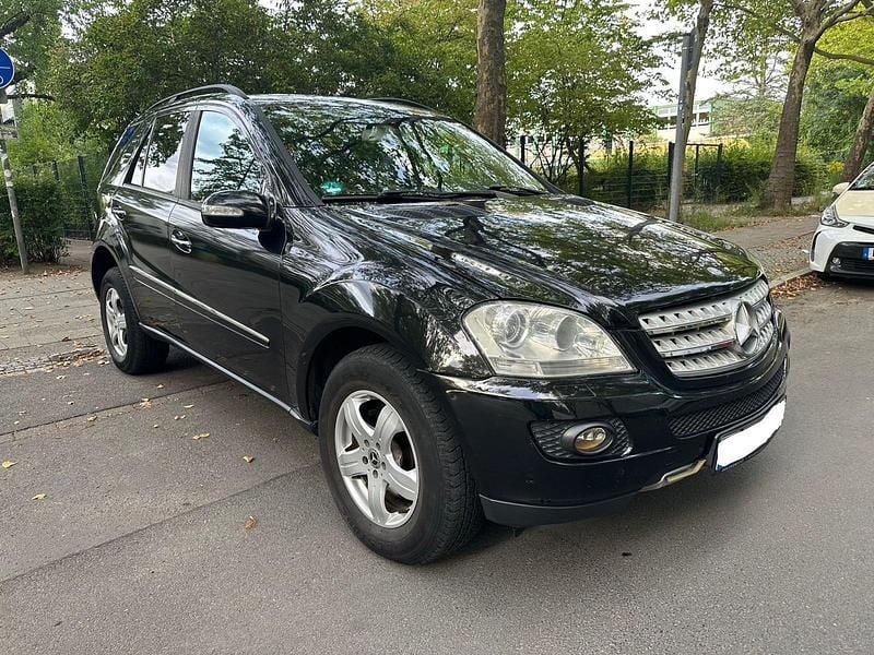 Schwarz Gebraucht 2005 Mercedes ML320 SUV | 4.990 € (Fairer Preis) - Bild 1/4