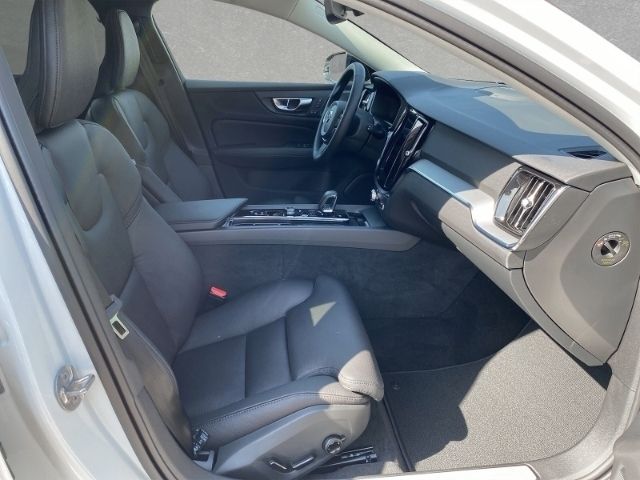 Gebraucht Volvo V60 Plus 197 PS (144 kW) 2024 Crystal white pearl / metallic Kombi