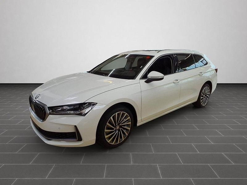 Weiß Gebraucht 2024 Skoda Superb LAURIN & KLEMENT Limousine | 44.490 € (Fairer Preis) - Bild 1/4