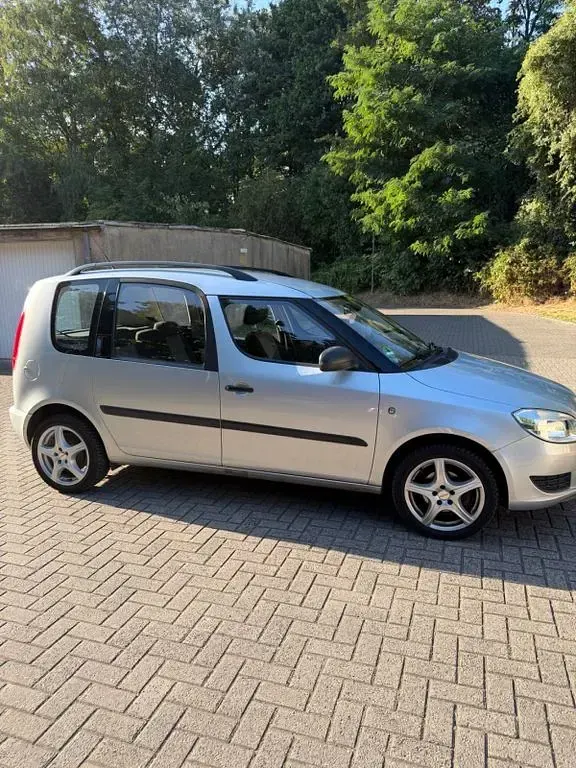 Gebraucht Skoda Roomster 69 PS (50 kW) 2011 Silber Van / Kleinbus
