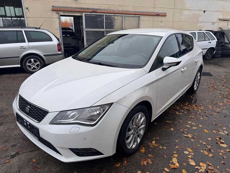 Weiß Gebraucht 2013 Seat Leon Style Limousine | 4.400 € (Superpreis) - Bild 1/4