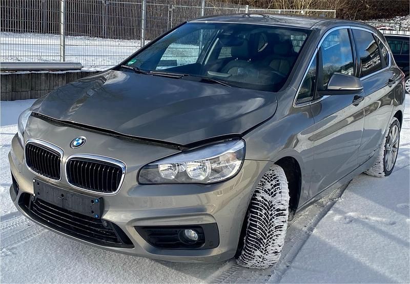 Grau Gebraucht 2015 BMW 218 Active Tourer Van / Kleinbus | 13.500 € (Guter Preis) - Bild 1/4