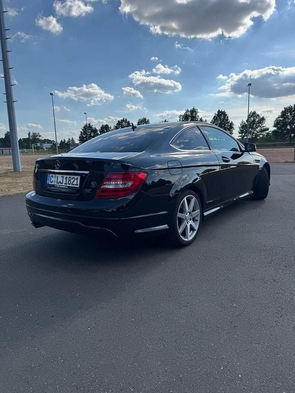 Schwarz Gebraucht 2013 Mercedes C250 AMG line Coupé | 14.300 € (Fairer Preis) - Bild 1/4