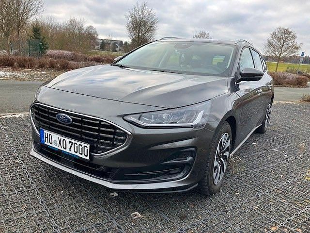 Grau Gebraucht 2023 Ford Focus Titanium Limousine | 16.490 € (Superpreis) - Bild 1/4