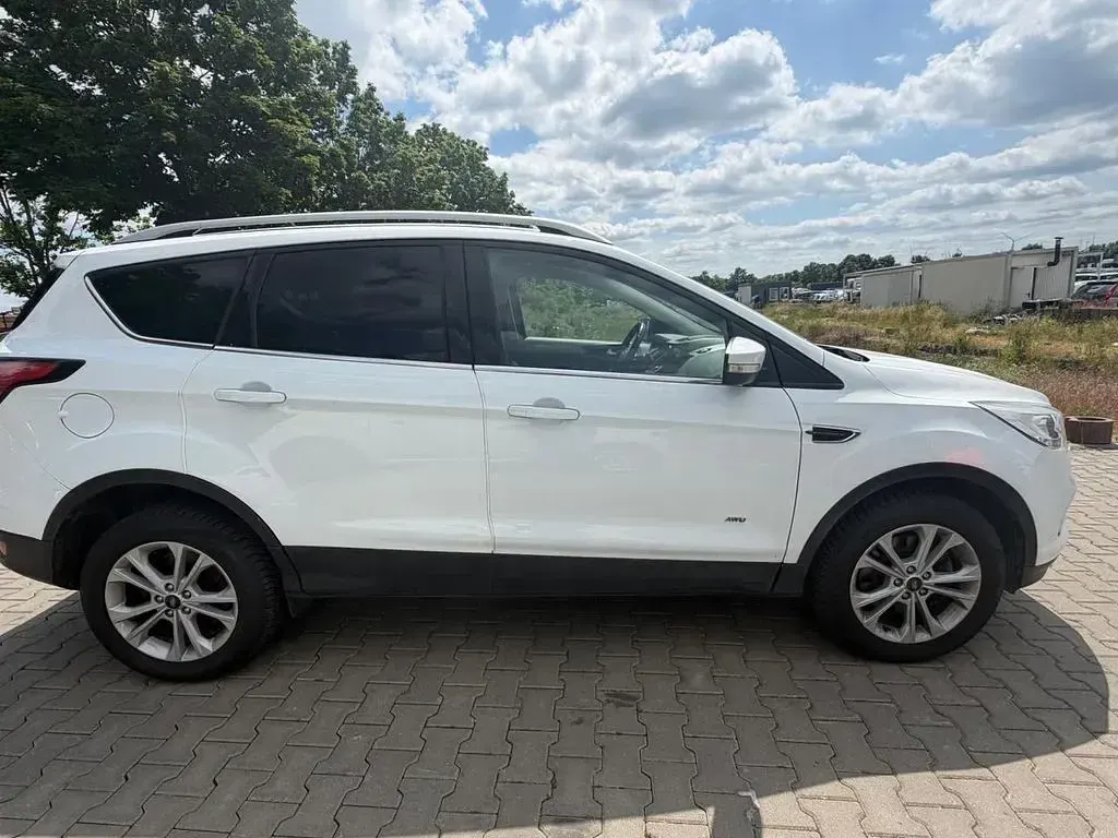 Gebraucht Ford Kuga Titanium 150 PS (110 kW) 2018 Weiß SUV