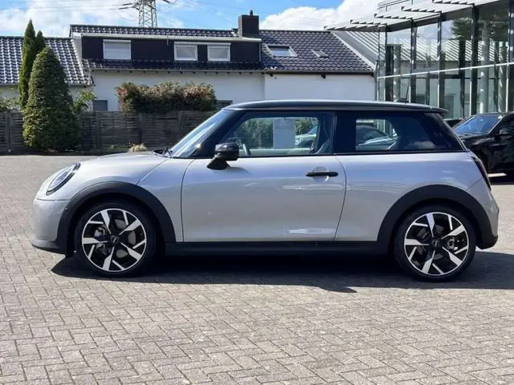 Gebraucht Mini Cooper Favoured 156 PS (114 kW) 2024 Melting silver iii (metallic) Kleinwagen