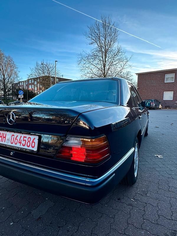 Gebraucht Mercedes 200 75 PS (55 kW) 1993 Blau Limousine