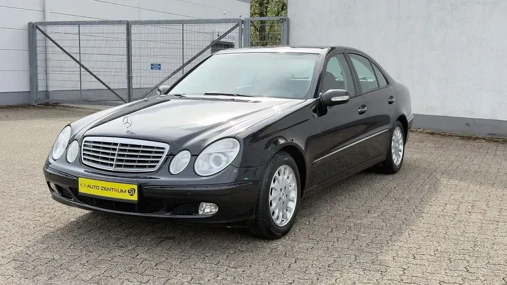 Gebraucht Mercedes E240 Avantgarde 177 PS (130 kW) 2003 Schwarz Limousine