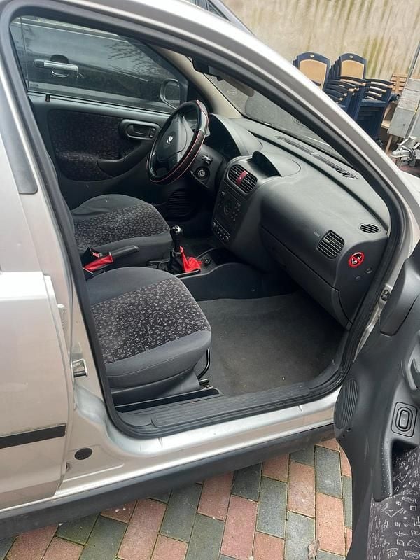 Second-hand Opel Corsa 75 CP (55 kW) 2002 Argintiu Hatchback