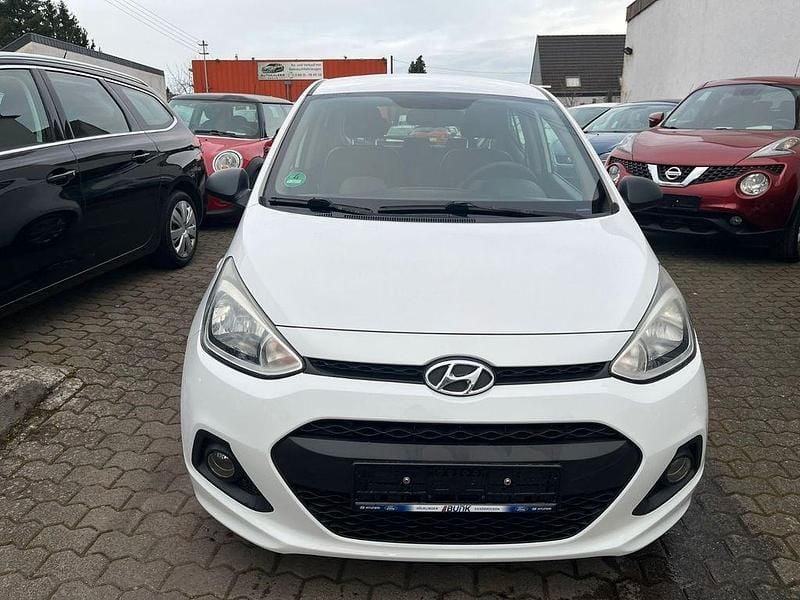 Gebraucht Hyundai i10 67 PS (49 kW) 2015 Weiß Kleinwagen