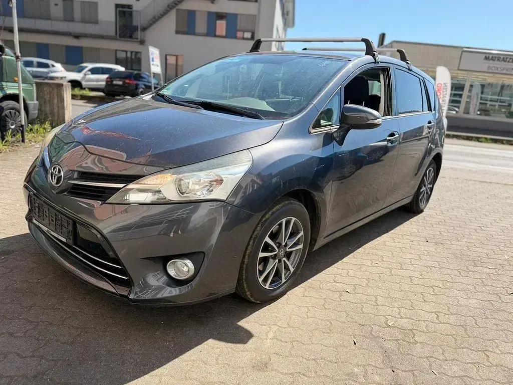 Gebraucht Toyota Verso Skyview Edition 111 PS (81 kW) 2015 Grau Van / Kleinbus