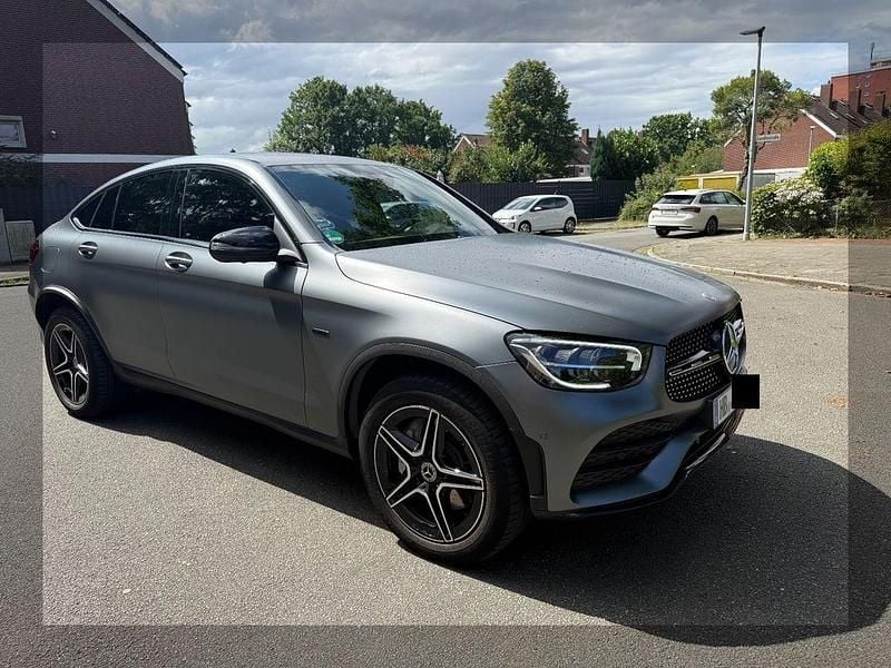 Grau Gebraucht 2021 Mercedes GLC300e Coupé | 41.500 € (Guter Preis) - Bild 1/4