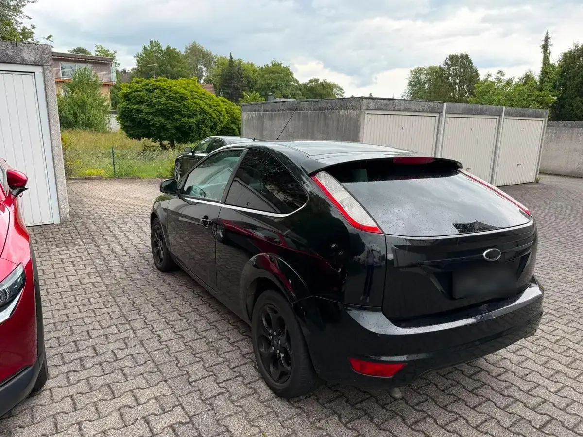 Gebraucht Ford Focus 101 PS (74 kW) 2011 Schwarz Limousine