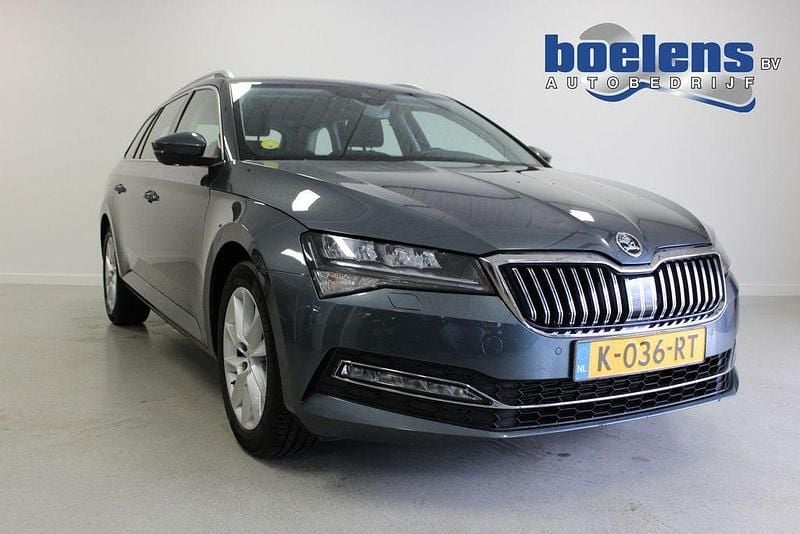 Grau Gebraucht 2021 Skoda Superb Business Line Kombi | 19.484 € (Superpreis) - Bild 1/4