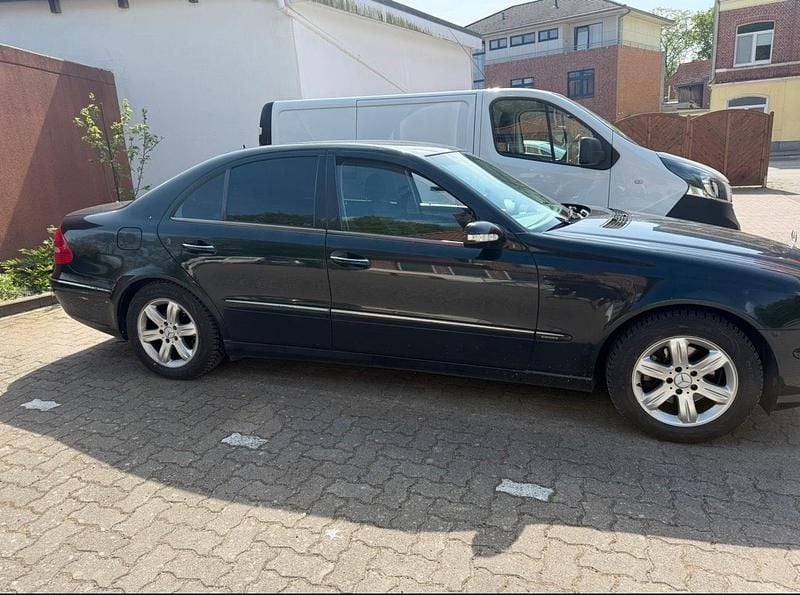 Gebraucht Mercedes E220 150 PS (110 kW) 2002 Schwarz Limousine