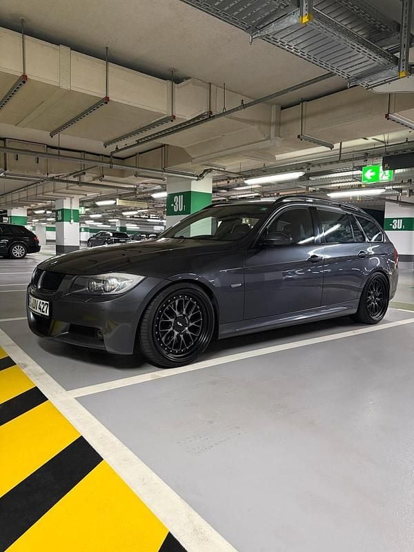 Grau Gebraucht 2025 BMW 335 M Sport Kombi | 13.600 € - Bild 1/4