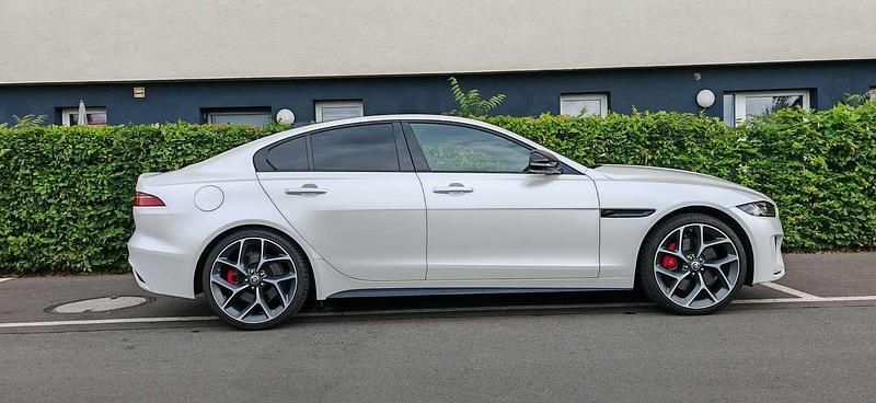 Gebraucht Jaguar XE 300 PS (220 kW) 2023 Weiß Limousine