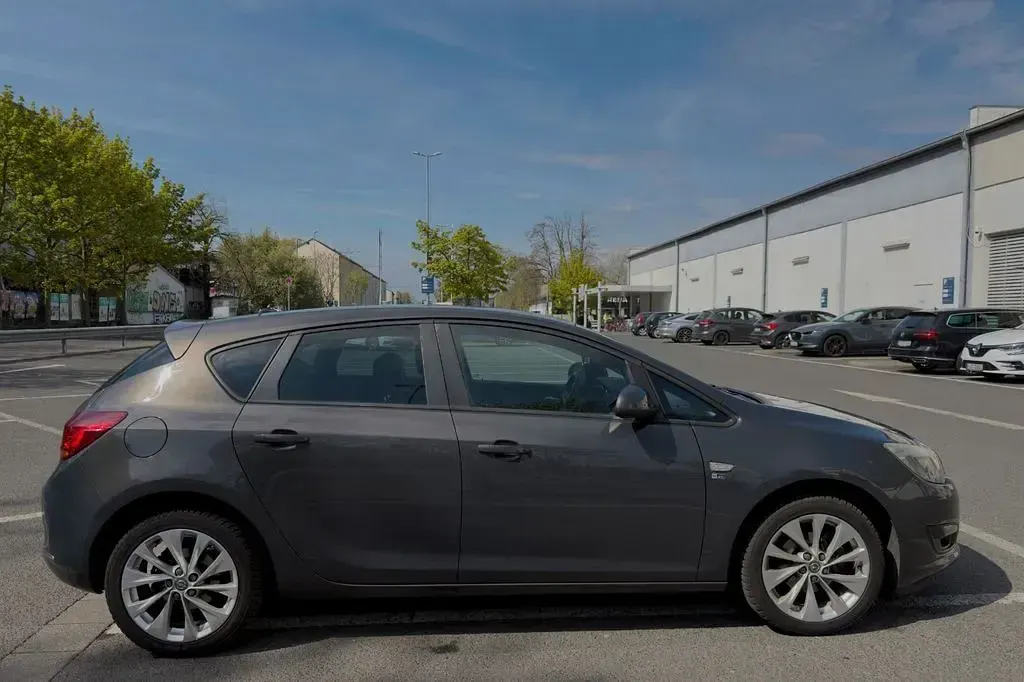 Gebraucht Opel Astra 120 PS (88 kW) 2012 Grau Limousine