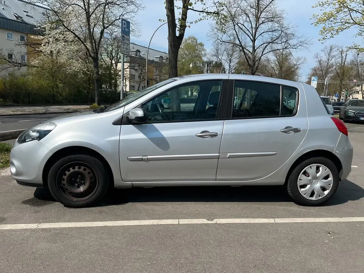 Używany Renault Clio III 75 KM (55 kW) 2009 Srebrny Sedan/Limuzyna