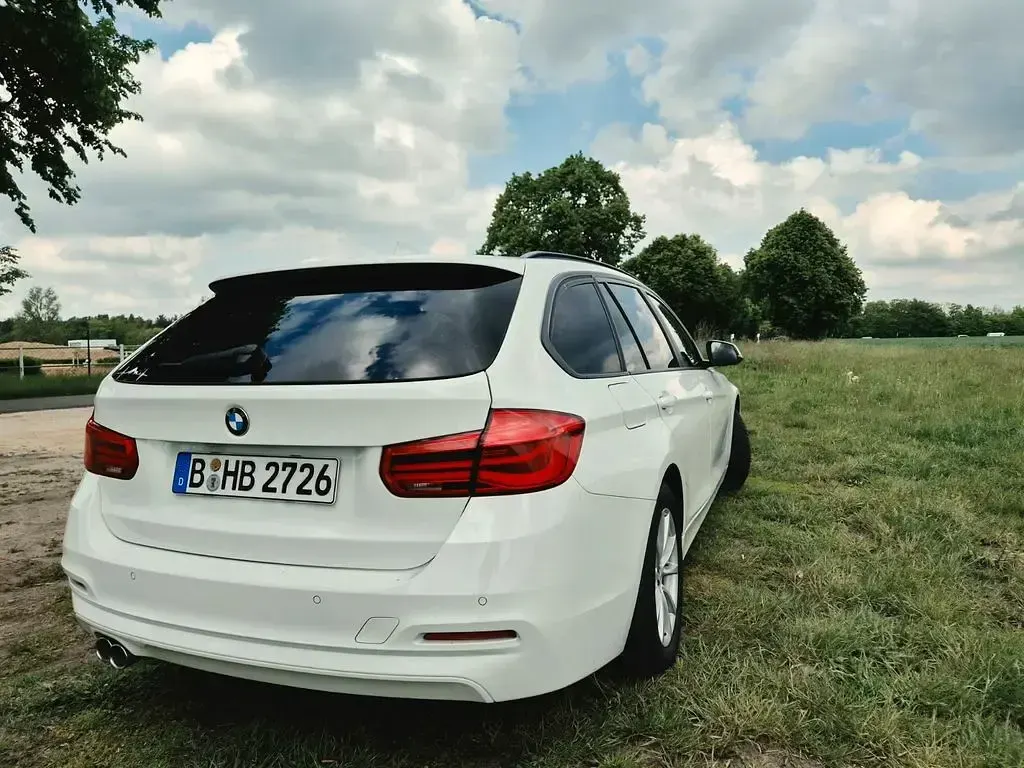 Używany BMW 320 Advantage 190 KM (139 kW) 2017 Biały Kombi