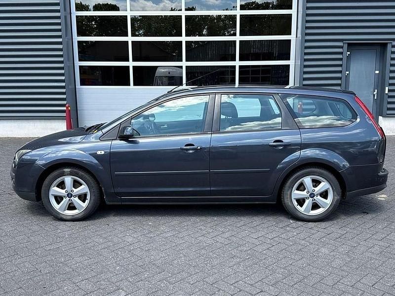 Gebraucht Ford Focus Futura 101 PS (74 kW) 2007 Grau Kombi