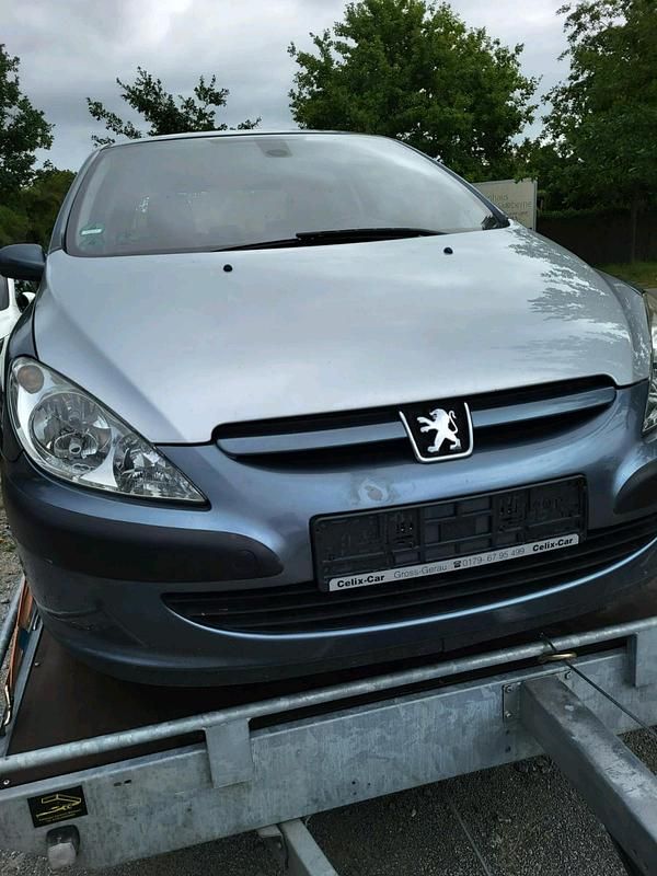 Grau Gebraucht 2004 Peugeot 307 Kleinwagen | 950 € (Guter Preis) - Bild 1/4