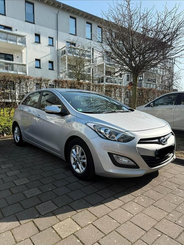 Gebraucht Hyundai i30 135 PS (99 kW) 2014 Silber Kleinwagen