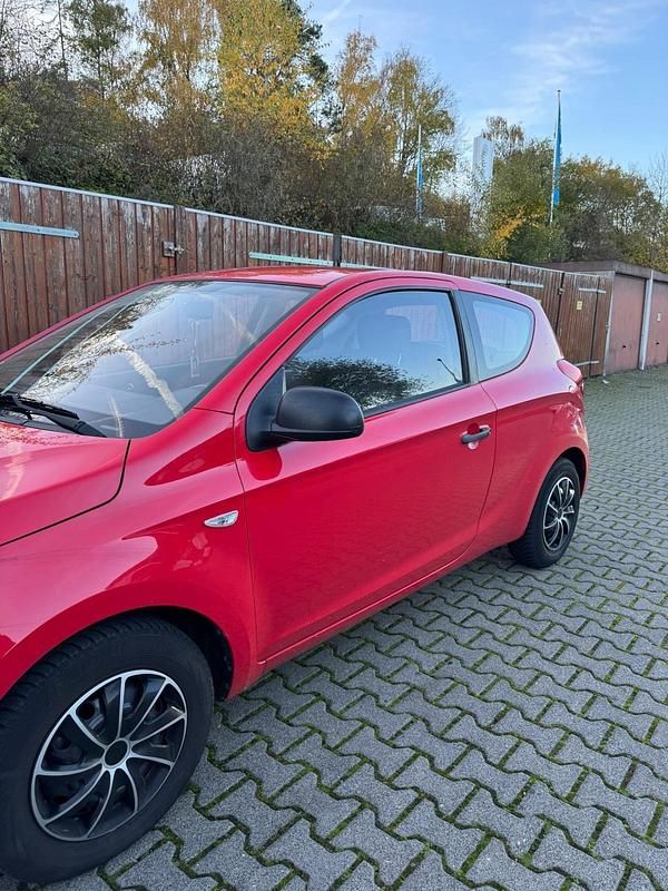 Gebraucht Hyundai i20 Trend 90 PS (66 kW) 2013 Rot Kleinwagen