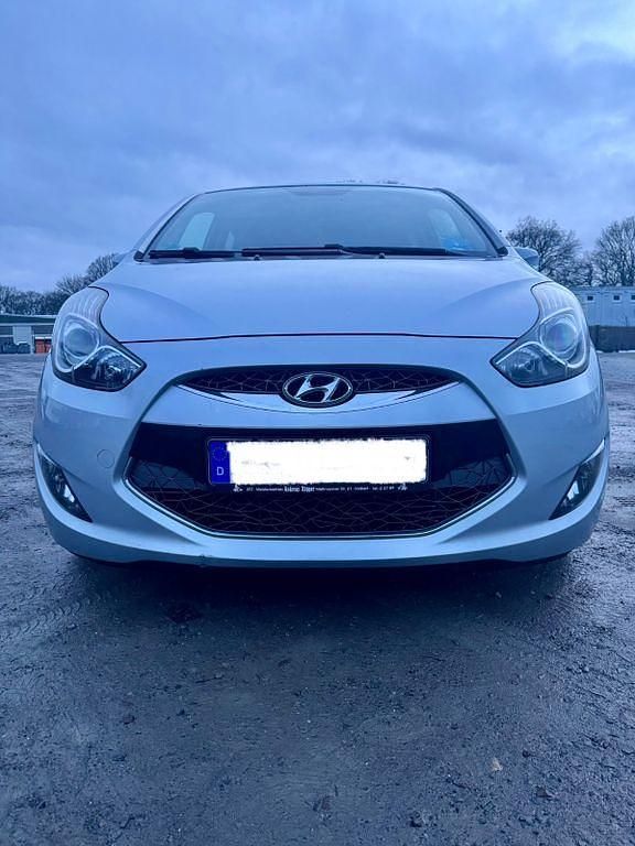 Gebraucht Hyundai i20 Comfort 150 PS (110 kW) 2011 Silber Limousine