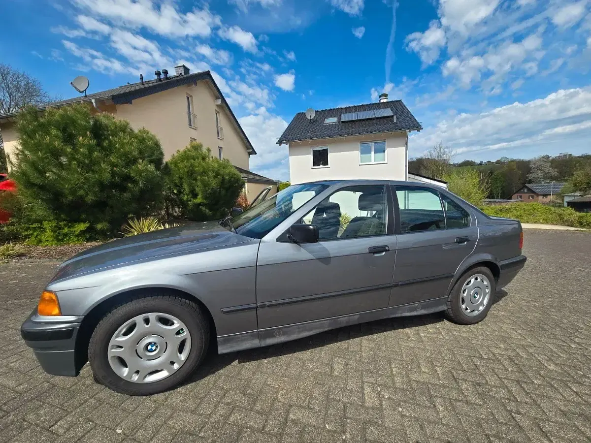 Gebraucht BMW 316 99 PS (72 kW) 1993 Grau Limousine