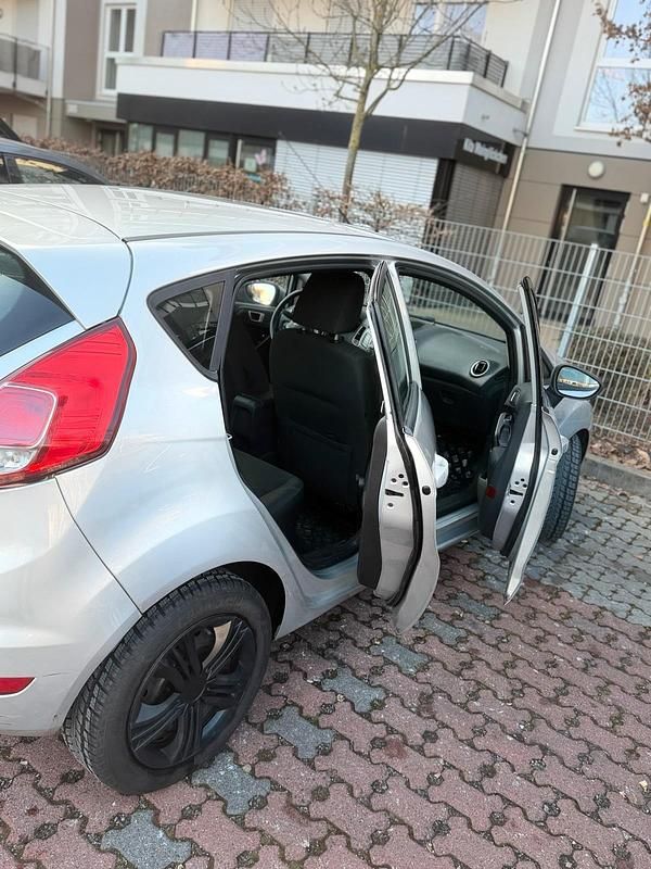 Silber Gebraucht 2013 Ford Fiesta Kleinwagen | 4.400 € - Bild 1/4