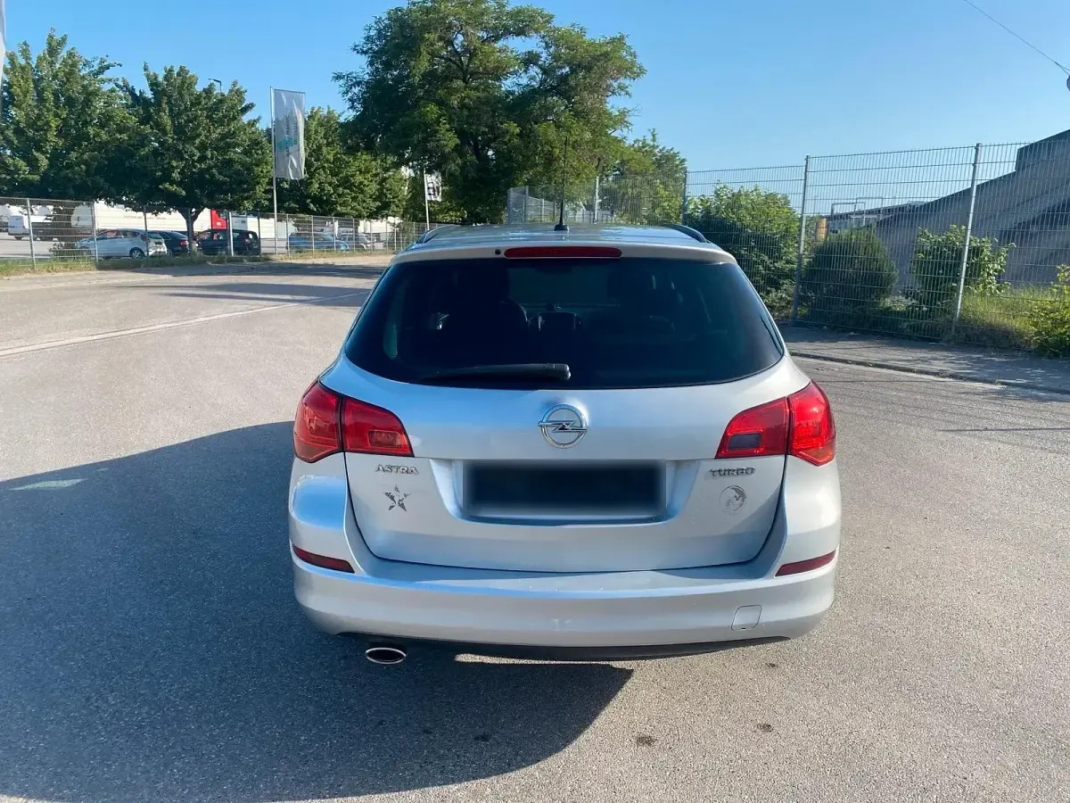 Gebraucht Opel Astra 140 PS (102 kW) 2011 Silber Kombi