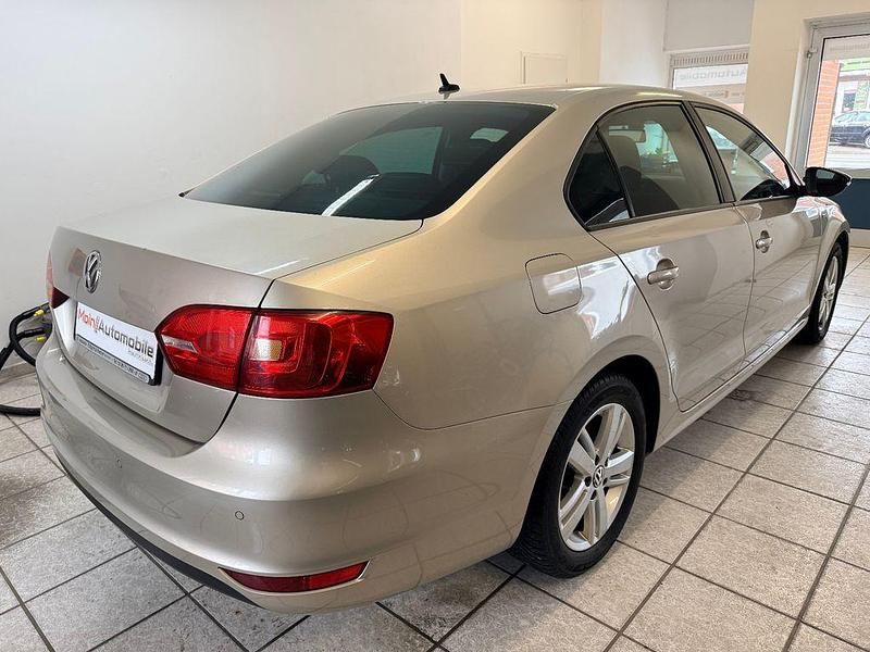 Gebraucht VW Jetta Match 105 PS (77 kW) 2012 Silber Limousine
