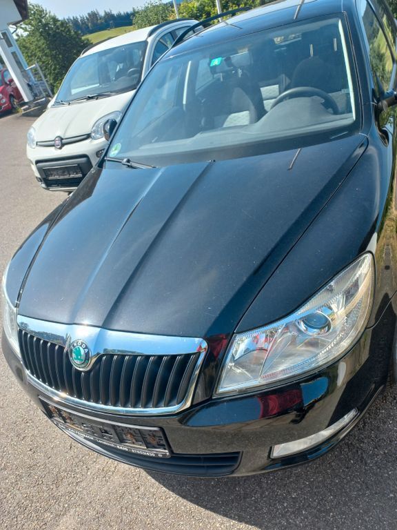 Schwarz Gebraucht 2012 Skoda Octavia Kombi | 3.650 € - Bild 1/4