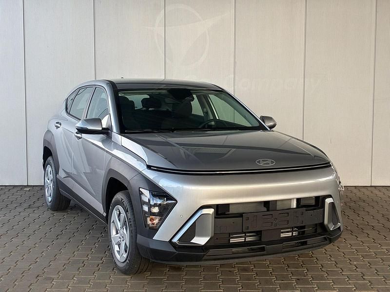 Neu Hyundai Kona Comfort 101 PS (74 kW) 2025 Shimmering silver SUV