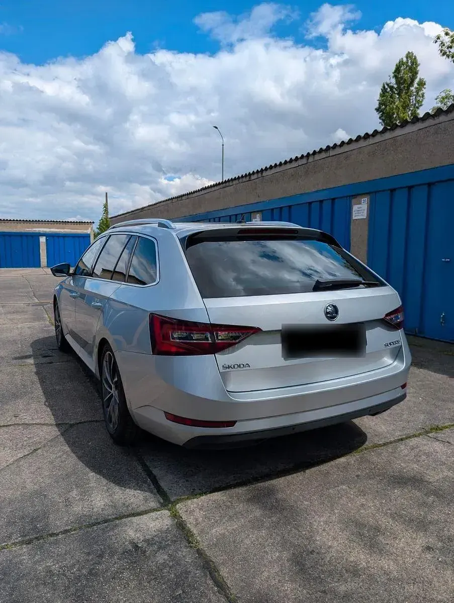Gebraucht Skoda Superb LAURIN & KLEMENT 150 PS (110 kW) 2017 Silber Kombi