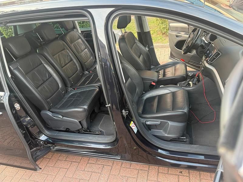 Second-hand VW Sharan 170 CP (125 kW) 2012 Negru Monovolum