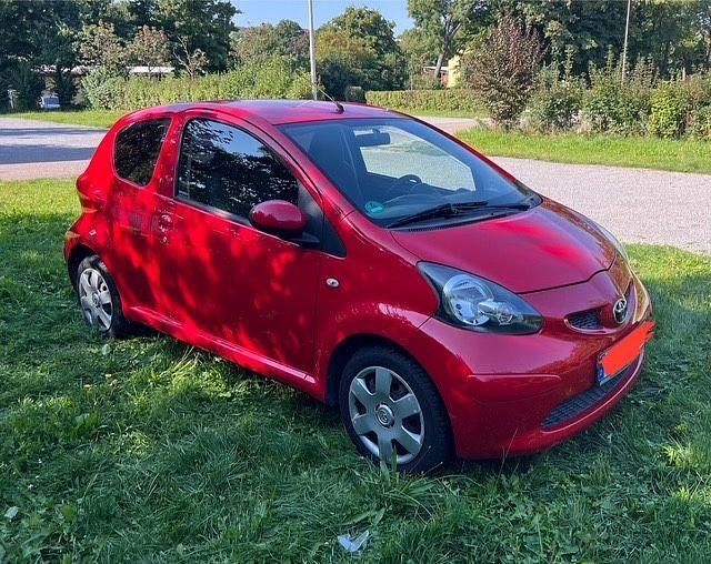 Rot Gebraucht 2007 Toyota Aygo Kleinwagen | 2.950 € (Fairer Preis) - Bild 1/4