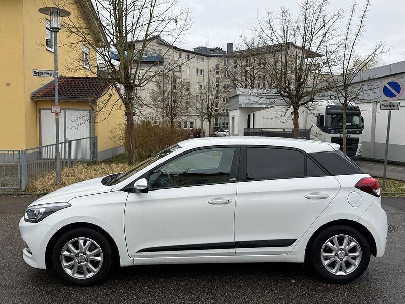 Gebraucht Hyundai i20 Passion 101 PS (74 kW) 2017 Weiß Kleinwagen