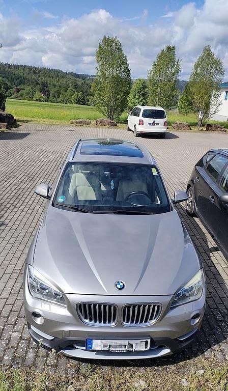 Grau Gebraucht 2013 BMW X1 SUV | 11.900 € - Bild 1/4