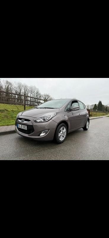 Braun Gebraucht 2011 Hyundai ix20 Van / Kleinbus | 3.490 € (Fairer Preis) - Bild 1/4