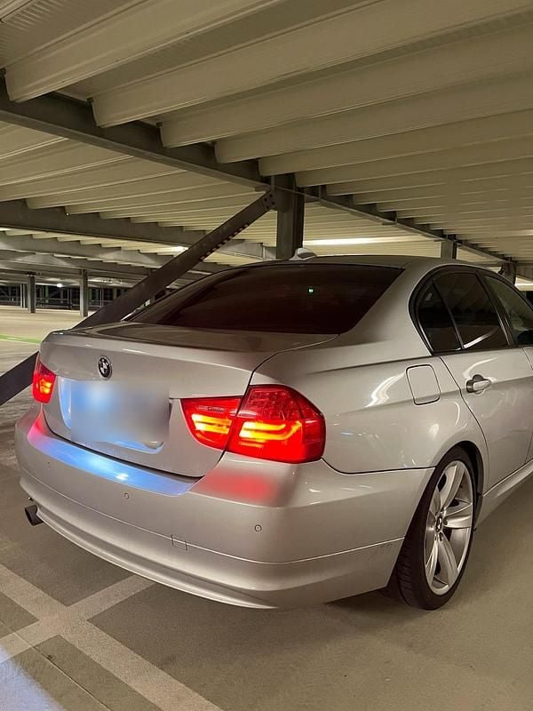 Gebraucht BMW 320 170 PS (125 kW) 2010 Silber Limousine
