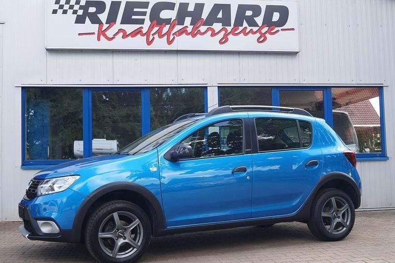 Blau Gebraucht 2018 Dacia Sandero Celebration Kleinwagen | 8.900 € (Etwas zu teuer) - Bild 1/4