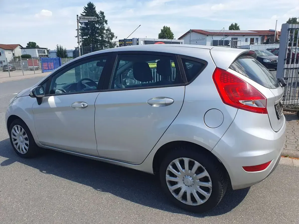 Gebraucht Ford Fiesta Trend 82 PS (60 kW) 2010 Polarsilber metallic Kleinwagen