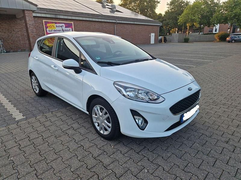 Weiß Gebraucht 2018 Ford Fiesta Cool & Connect Kleinwagen | 9.950 € (Fairer Preis) - Bild 1/4