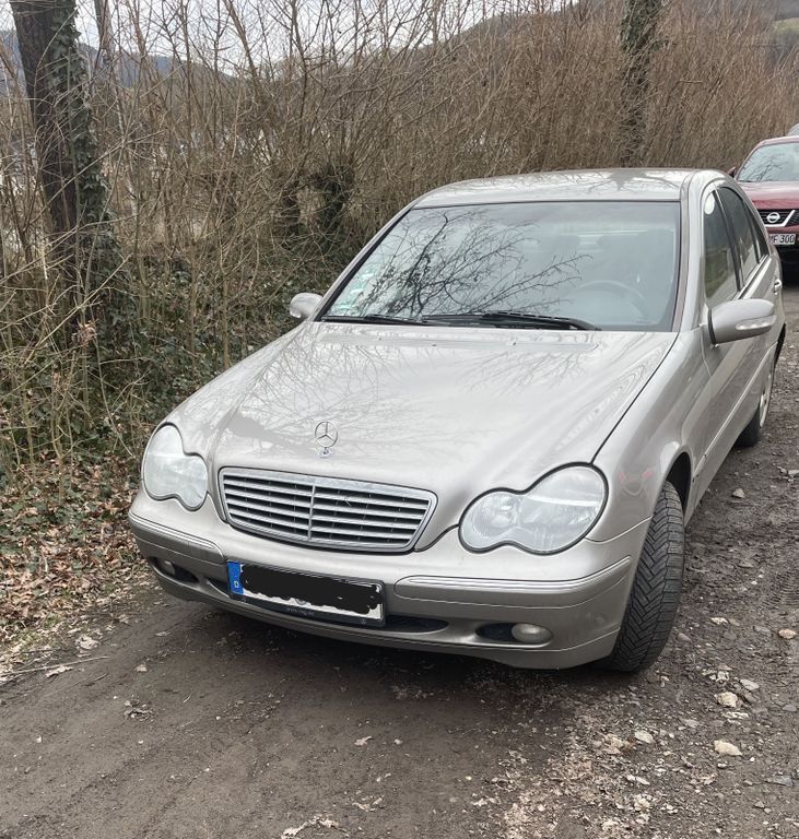 Grau Gebraucht 2003 Mercedes C200 Elegance Limousine | 1.100 € (Guter Preis) - Bild 1/4