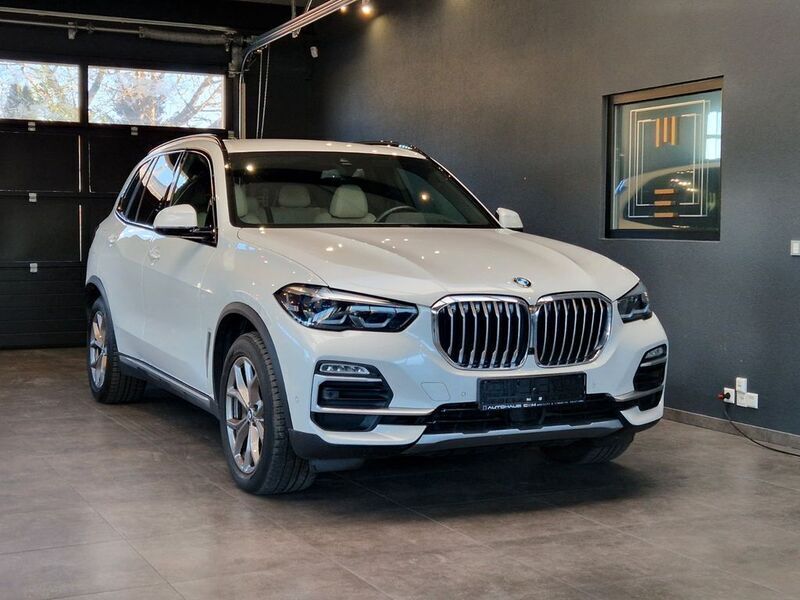 Mineralweiss metallic Gebraucht 2021 BMW X5 xLine SUV | 44.999 € - Bild 1/2