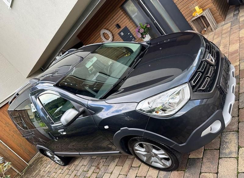 Grau Gebraucht 2019 Dacia Dokker Stepway Van | 14.390 € (Fairer Preis) - Bild 1/4
